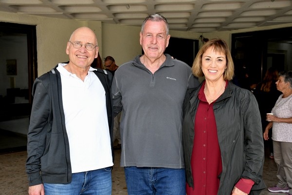 ראש המועצה עם אלי שמיר ורות קלדרון בכנס מקום