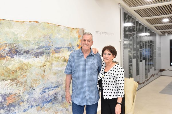 האמנית מיכל דורון דורון וראש המועצה אייל בצר