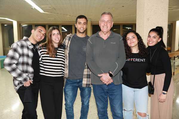 ראש המועצה ותלמידי מגמת התיאטרון בבית הספר ויצו נהלל