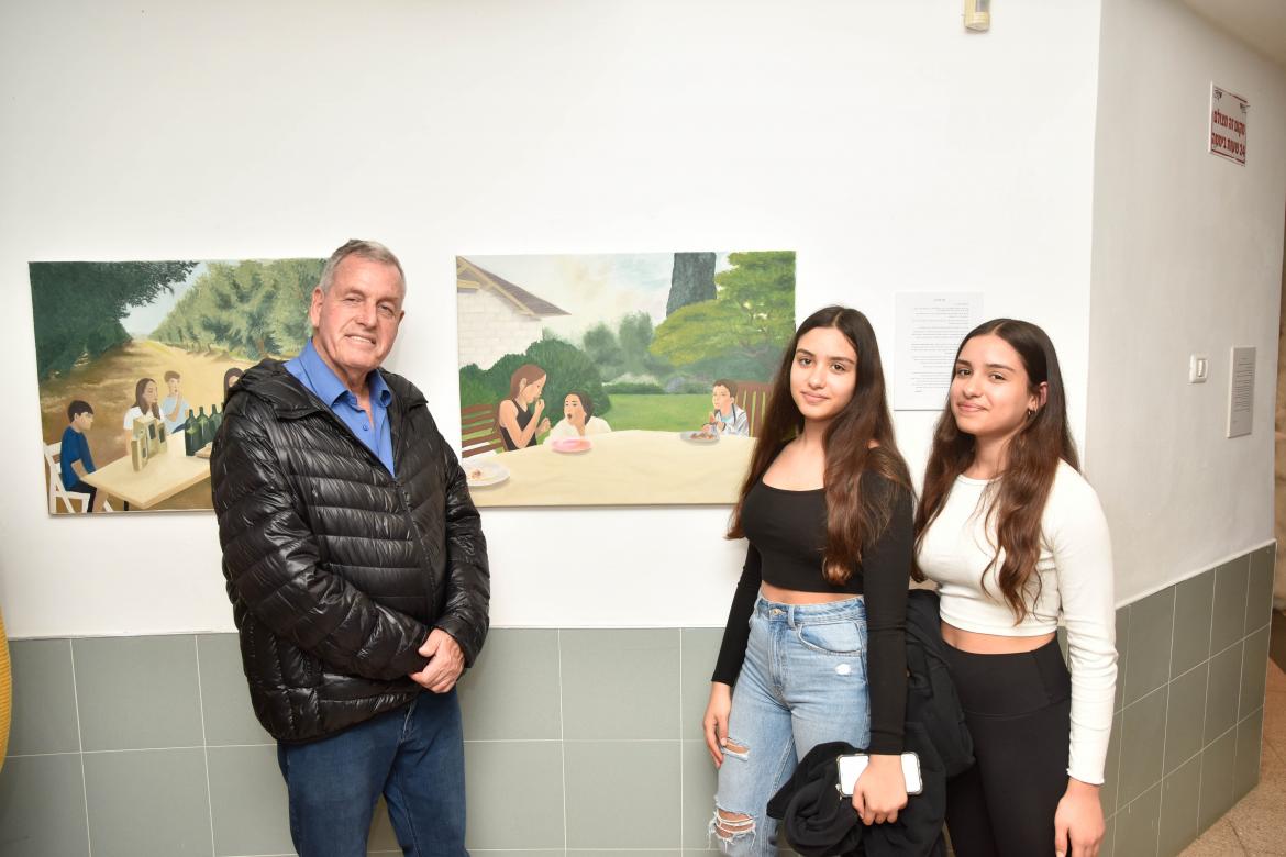 ראש המועצה ובוגרות המגמה בתערוכה