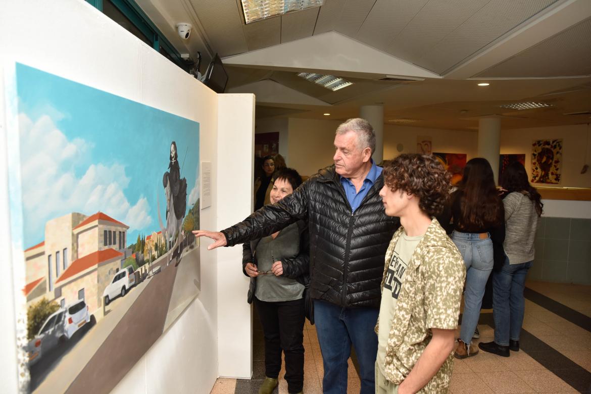 ראש המועצה עם תלמידים בתערוכה