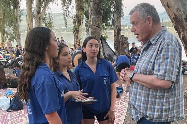 ראש המועצה משוחח עם בנות נוער במפעלי פסח