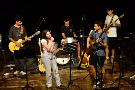 תלמידות ותלמידי מגמת המוזיקה מנגנים בטקס