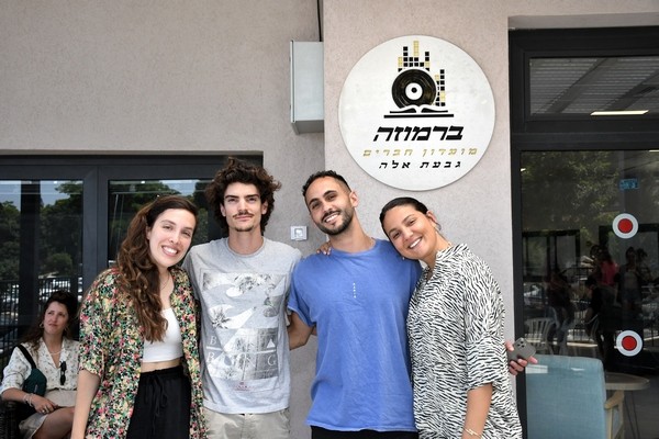 מלגאיות ומלגאים בטקס הענקת המלגות