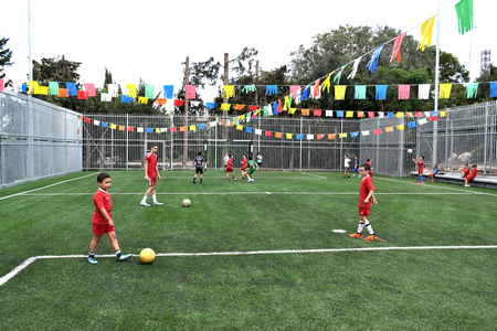 ילדים משחקים קט-רגל במגרש ביישוב עדי