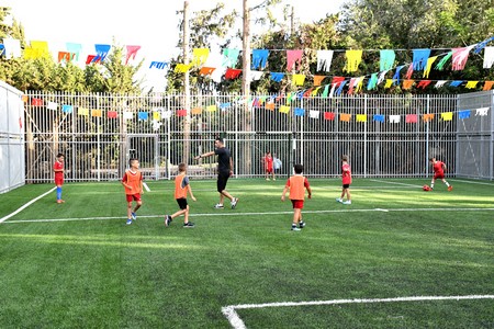 ילדים משחקים קט-רגל במגרש ביישוב עדי