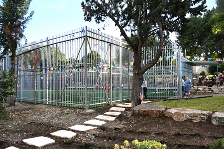 ילדים משחקים קט-רגל במגרש ביישוב עדי