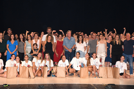 רקדניות והורים בתמונה קבוצתית