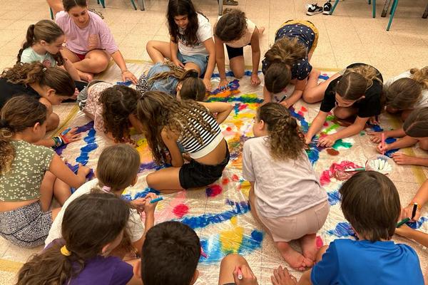 ילדות וילדים בבית הספר של החופש הגדול