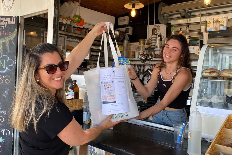 מאיה אדר בעגלת קפה 