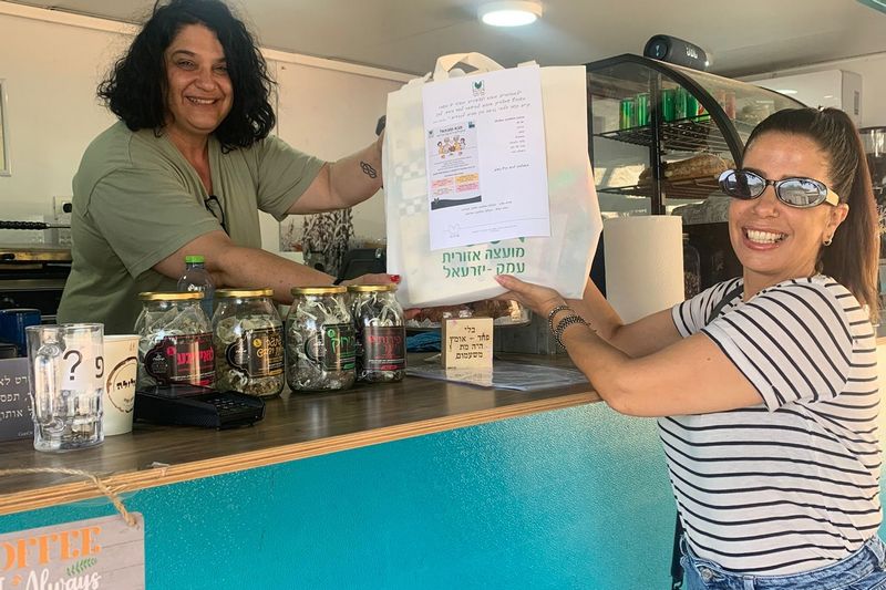 אוריה ספיר בעגלת קפה