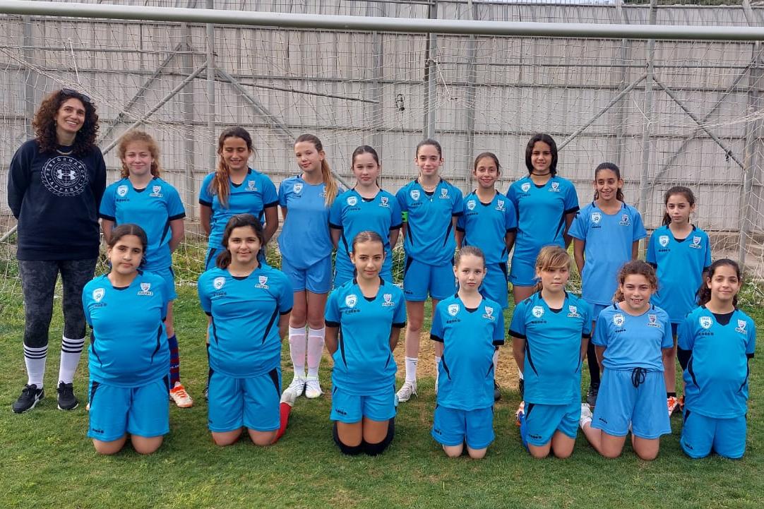 קבוצת כדורגל הבנות והמאמנת