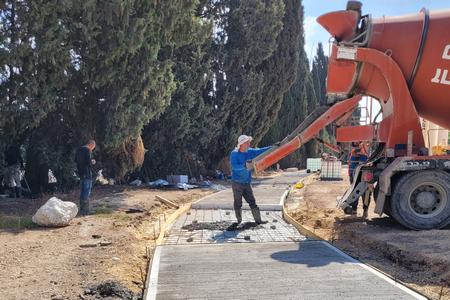 עבודות להקמת שביל הליכה ורכיבה על אופניים 