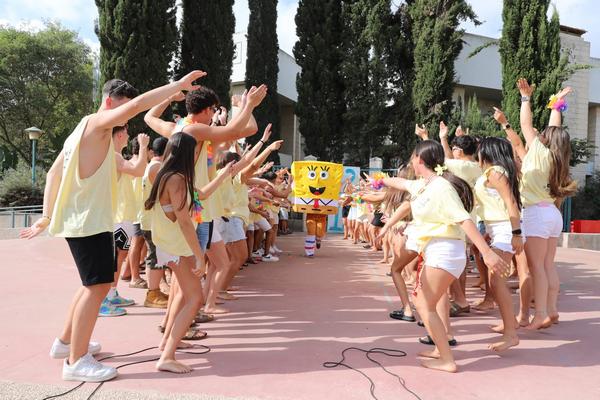 גשר ילדי כיתה מקבלים את בובספוג וילדי כיתה א