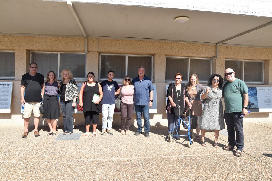 אמני הגלריית על רקע עבודותיהם