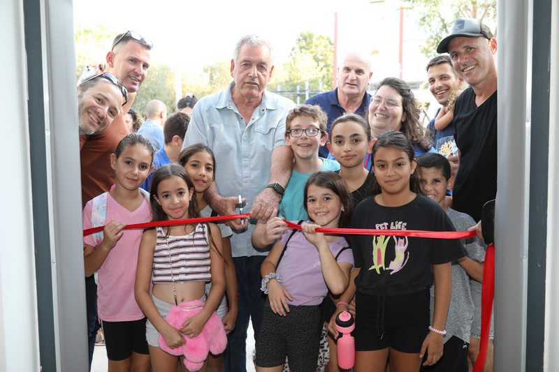 גזירת הסרט בחנוכת מועדון הנוער בכפר ברוך