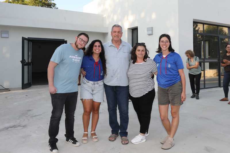 ראש המועצה עם מנהלת מחלקת הנוער ופעילי הנוער המקומיים