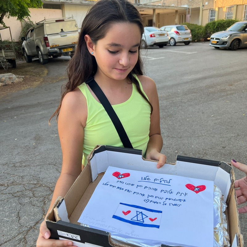 ילדה עם חבילה לחיילים