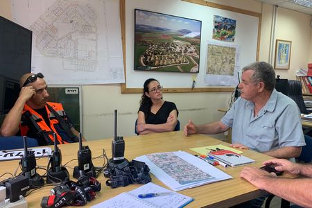 ראש המועצה, אייל בצר, בביקור בדברת עם הנהלת הישוב וצוות חירום יישובי