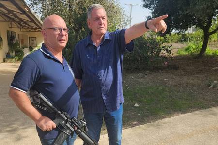 ראש המועצה - אייל בצר ומנהל אגף חירום וביטחון - ניר שנער, בביקור בכפר החורש 