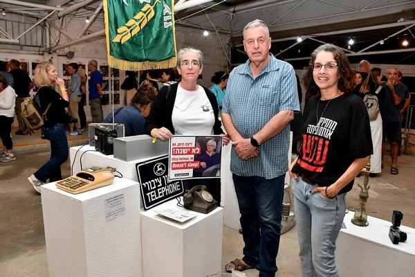 ראש המועצה עם אוצרות התערוכה 