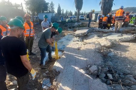 מתנדבים מצוותי הסער (סיוע עצמי ראשוני) במהלך אימון התנסות בפינוי הריסות.
