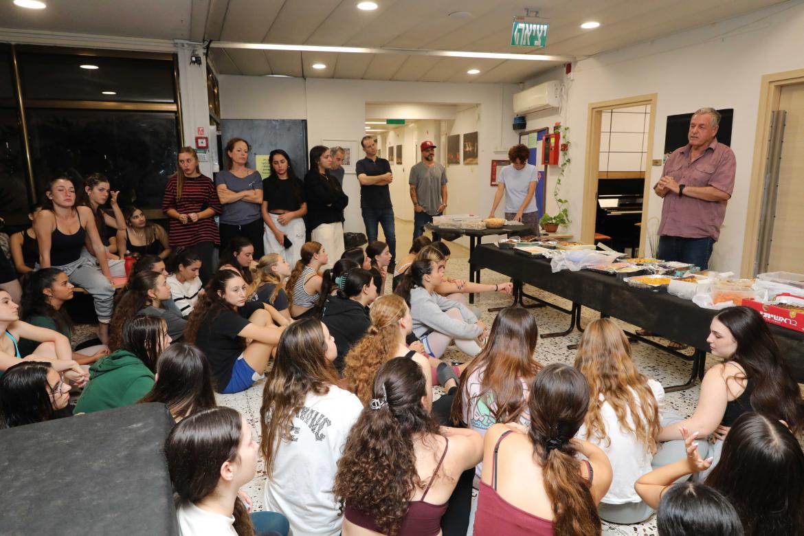 אייל בצר, ראש המועצה, עם רקדניות בית אמנויות וגעתון 