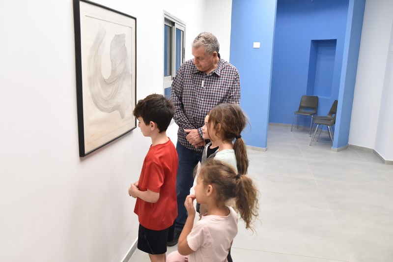 ראש המועצה וילדי דברת צופים בתמונה בתערוכה 