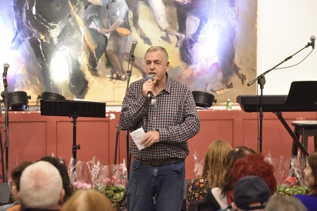 ראש המועצה, אייל בצר, מברך את באי התערוכה