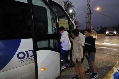 ילדי תמרת עולים לאוטובוס קו 68