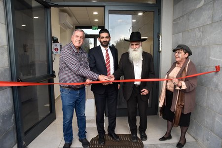 מימין לשמאל - יור המועצה הדתית, נציג משפחת קרן זכור לאברהם, השר לשרותי דת וראש המועצה