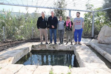 משפחתו של גדעון ברטל זל יוזם הפרויקט עם ראש העיר מגדל העמק וראש המועצה - אייל בצר