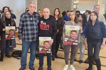 ראש המועצה ועובדיה בכיכר החטופים במפגש עם דוד של עומר ונקרט