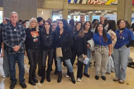 ראש המועצה ועובדיה בכיכר החטופים במפגש עם דודה של עומר נאוטרה