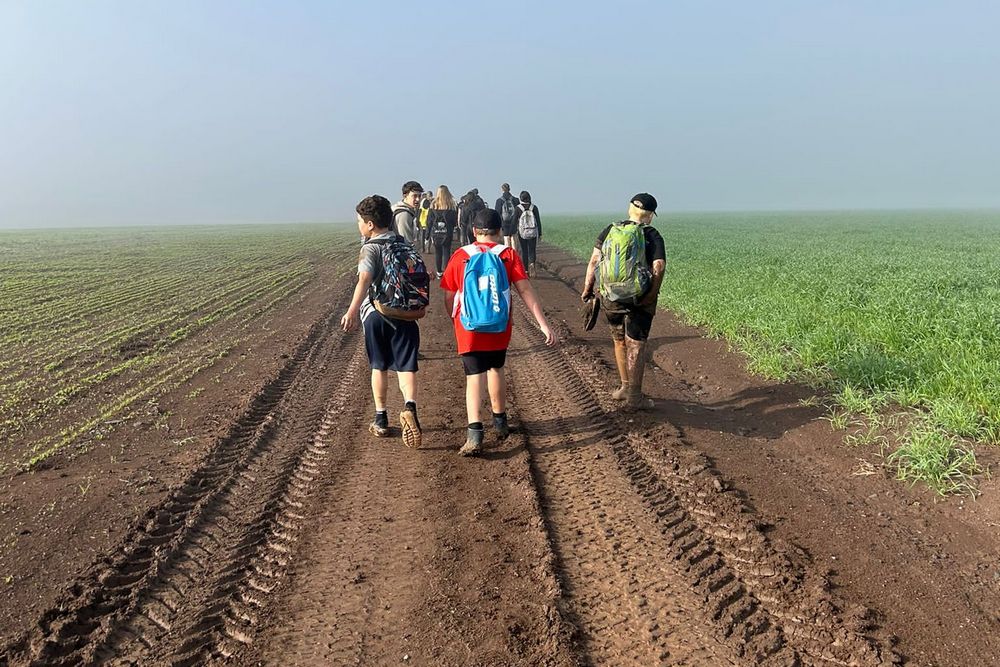 ילדים מטיילים בבוץ