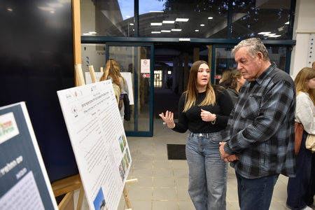 ראש המועצה, אייל בצר מקשיב להסבר על אחת העבודות