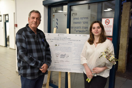 אייל בצר, ראש המועצה ותלמידה במפגש של מרכז המַאֲדָמָה