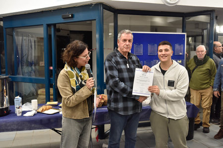 אייל בצר, ראש המועצה ונעמה גולן מעניקים תעודה לאחד מתלמידי הפרוייקט