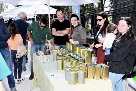מכירת שמן זית בשוק האיכרים