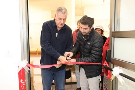 גזירת סרט בעזרת נשים בבית הכנסת בשדה יעקב