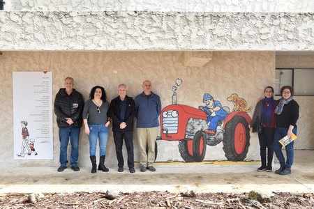 ראש המועצה אייל בצר עם נציגות ועדת ההיגוי ונציגי המועצה לשימור אתרים