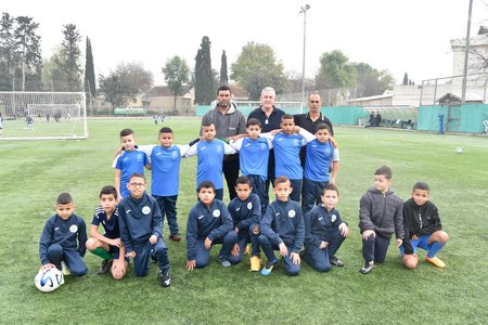 אייל בצר ראש המועצה עם אחת הקבוצות 