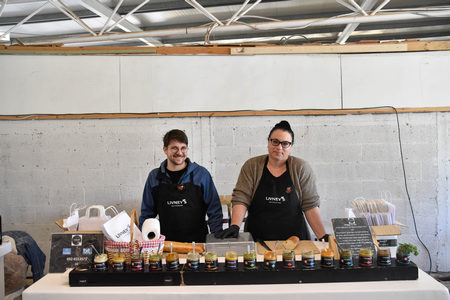 דוכן ביריד האיכרים 