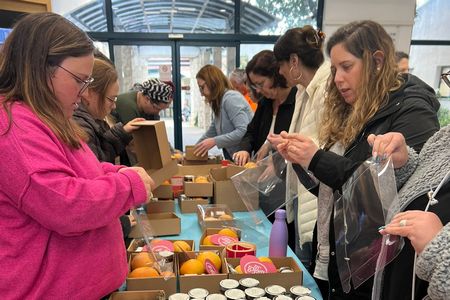 עובדות ועובדי המועצה אורזים מארזים לשורדות ושורדי שואה, תושבות ותושבי העמק