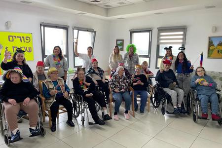 מחלקת ילדים ונוער ילוגגים פורים יחד עם ותיקות וותיקים דיירי אור לעמק, הבית הסיעודי בקיבוץ מזרע