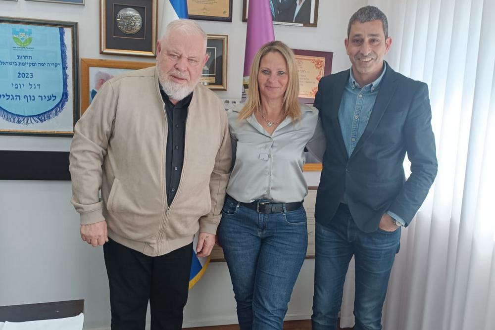 ראשת המועצה עם יקי בן חיים ראש עיריית מגדל העמק ורונן פלוט ראש עיריית נוף הגליל ראשת המועצה עם יקי בן חיים ורונן פלוט