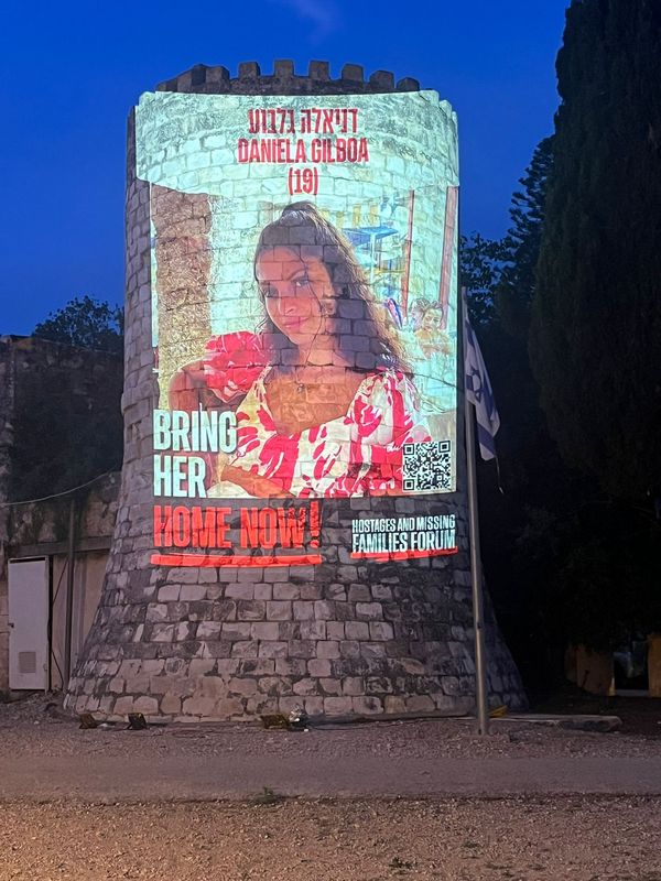 הקרנת תמונות החטופים על קיר מבנה ציבור בבית לחם הגלילית