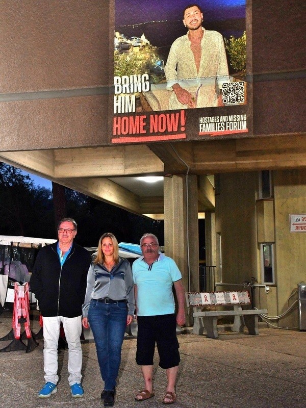 הקרנת תמונות החטופות והחטופים על מבנה ציבור בגזית