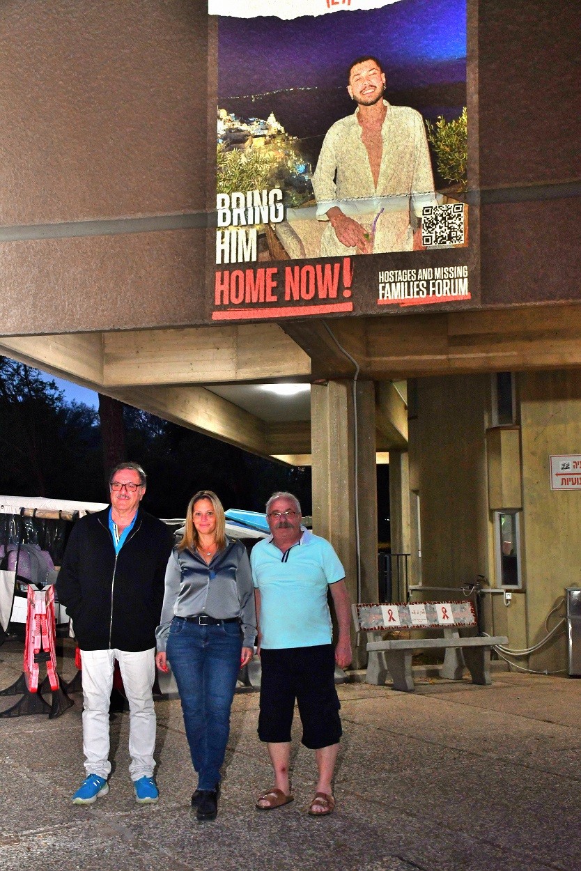 הקרנת תמונות החטופות והחטופים על מבנה ציבור בגזית הקרנת תמונות החטופים על קיר ממבנה ציבור