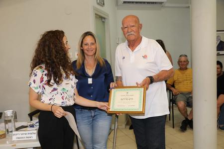 הענקת תעודת הוקרה למתנדבים במסגרת מליאת המועצה - חיים סרדינס
